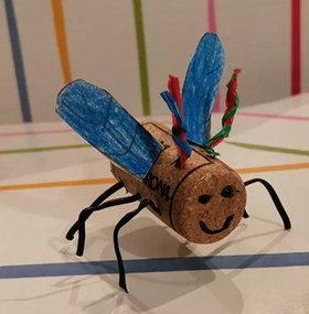 insetto giocattolo costruito da un turacciolo