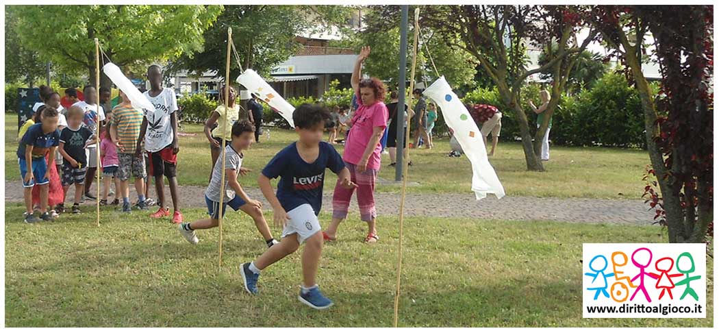 sfondi ludic una fila di maniche a vento piantate a slalom