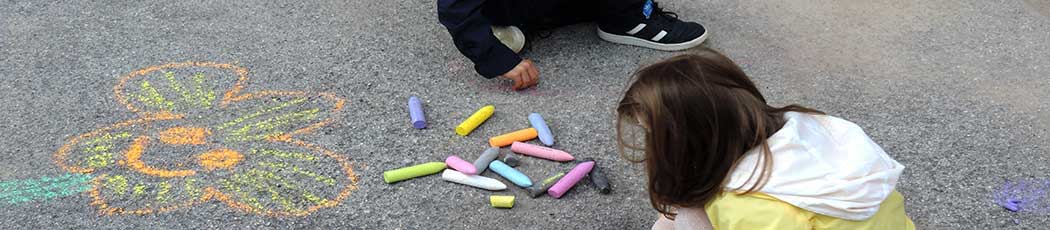 giocare in strada con i gessetti colorati